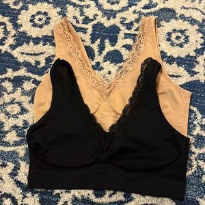 Pack of 2 seamless bras with lace trim!
